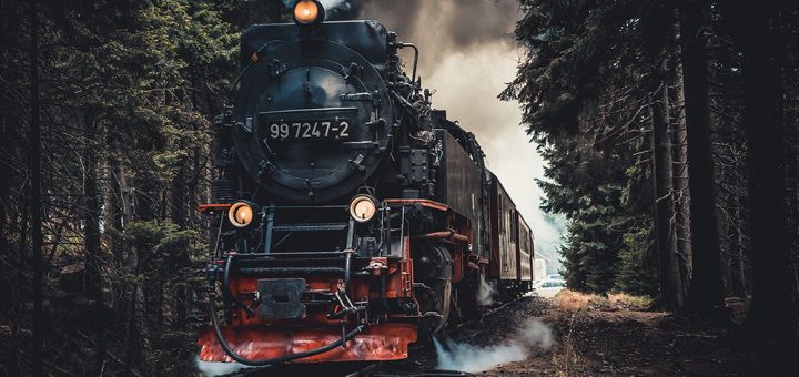 Sulle orme di Poirot - Viaggio letterario sull'Orient Express - cover con foto treno